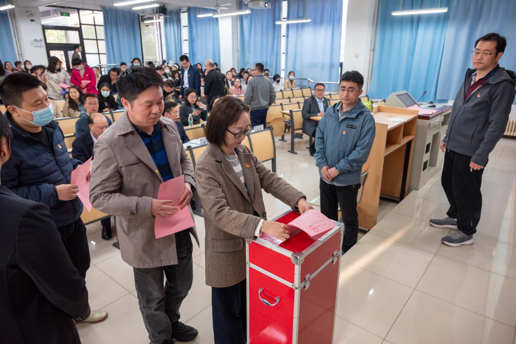 Bodog官方网站党委召开换届选举党员大会